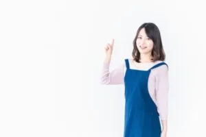 纏めている女性|親知らずの抜歯後の食事で注意すべきポイントとおすすめの過ごし方