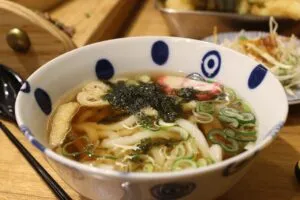 うどん|親知らずの抜歯後の食事で注意すべきポイントとおすすめの過ごし方